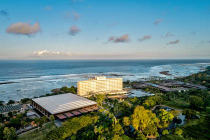 Hotel Bali Beach z lotu ptaka na tle oceanu.