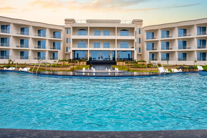Hotel z basenem i fontannami.