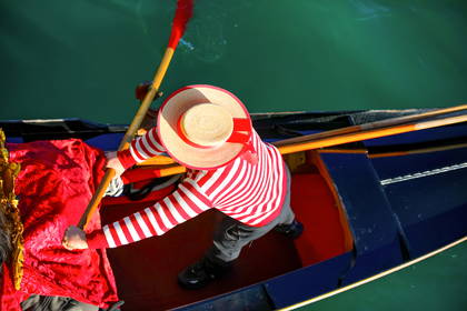 Gondolier płynący gondolą, widok z góry.