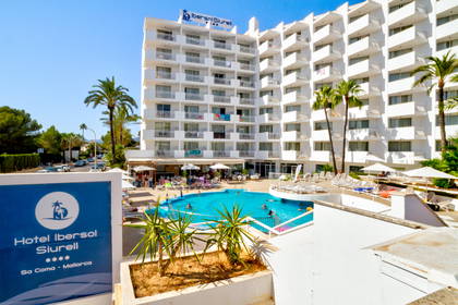Hotel Iberostar Siurell i basen na pierwszym planie.
