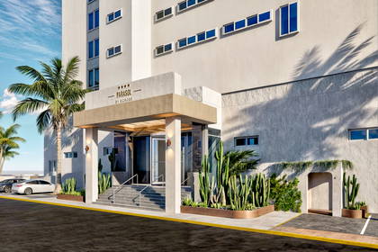 Hotel Parasol z elewacją porośniętą tropikalną roślinnością.