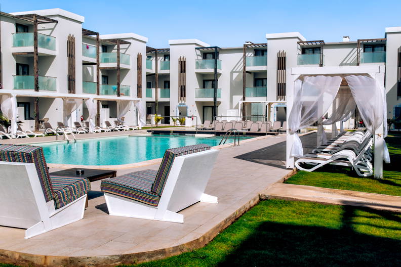 Basen hotelowy z leżakami i miejscami do wypoczynku.