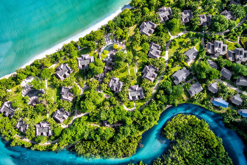 Resort na tropikalnej wyspie z lotu ptaka.