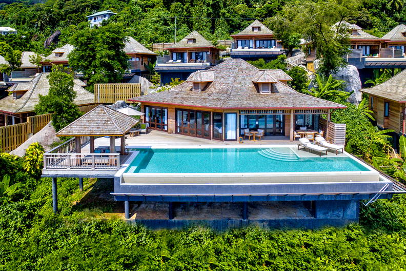 Luksusowe wille z basenami na wzgórzu.