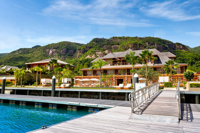 Luksusowy hotel widziany z drewnianego molo.