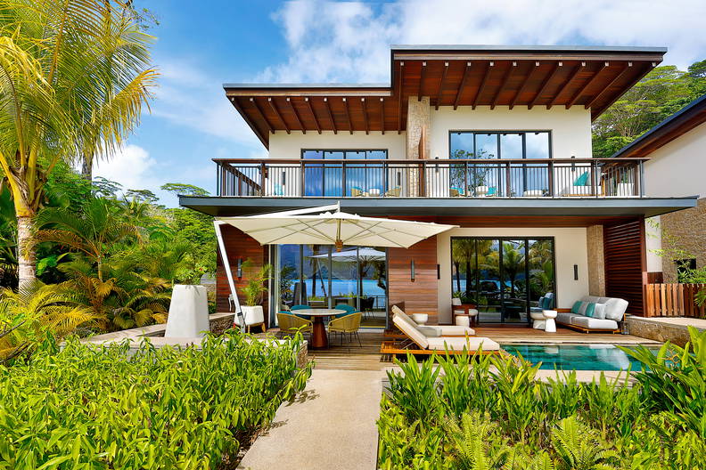 Dwupiętrowa willa z balkonem, basenem i tropikalnym ogrodem.