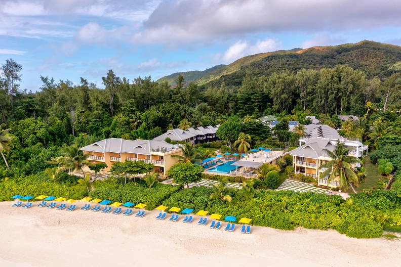 Kurort na plaży otoczony tropikalną roślinnością, widok z lotu ptaka.