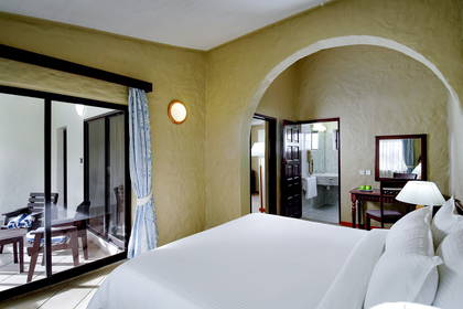 Pokój hotelowy z balkonem i łazienką.