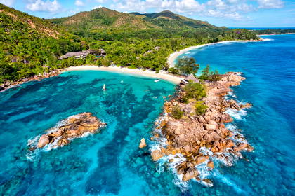 Plaża Anse Lazio na wyspie Praslin, Seszele, widziana z lotu ptaka.