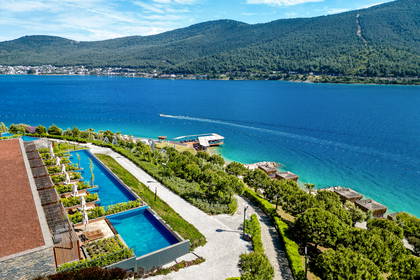 Hotel z basenami nad morzem, widok z góry.