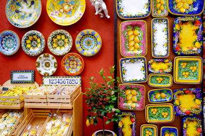 Ceramiczne talerze i tace dekorowane motywem cytryn.
