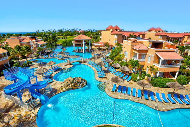 Kompleks hotelowy z basenami, zjeżdżalniami i miejscami do leżenia.