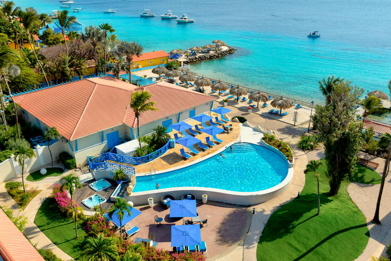 Ośrodek wypoczynkowy z basenem i plażą, widok z góry.