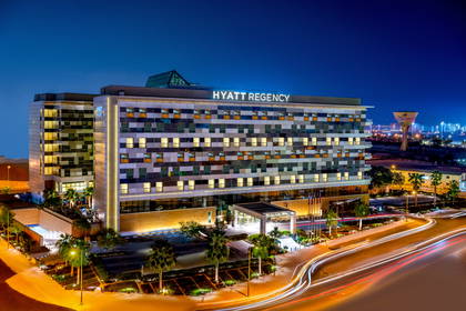 Hotel Hyatt Regency nocą. Widoczne światła ulic.