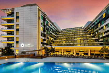 Hotel Hyatt Regency z basenem na pierwszym planie.