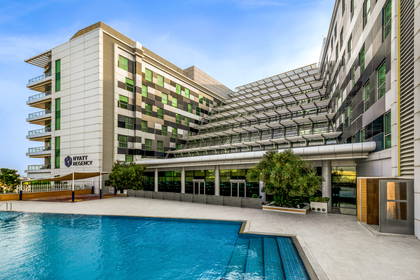 Hotel Hyatt Regency z basenem na pierwszym planie.