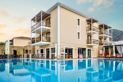 Hotel z basenem i balkonami.