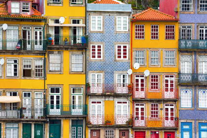 Kolorowe fasady kamienic w Porto, Portugalia.