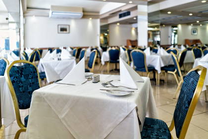 Stoły i krzesła w restauracji.