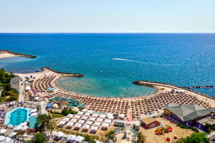 Plaża i aquapark z lotu ptaka.