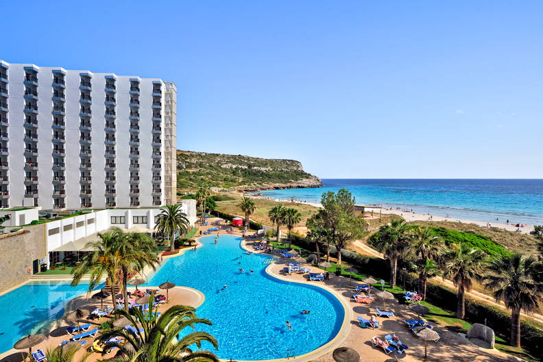 Hotel z basenami i plażą, widok z góry. W tle morze.