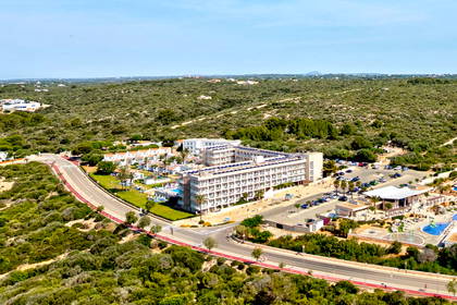 Panorama hotelu z aquaparkiem w otoczeniu zieleni.