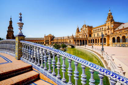 Plaza de España w Sewilli widziana z ozdobnego mostu.