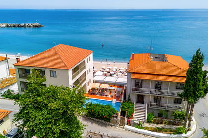 Hotel z basenem przy plaży z widokiem na morze.