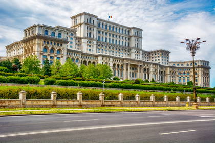 Parlament w Bukareszcie widziany z ulicy.