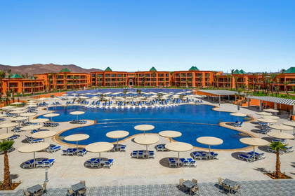 Hotel z basenem i leżakami.