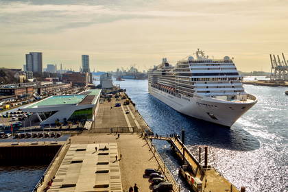 Widok na port w Hamburgu z dużym statkiem pasażerskim.