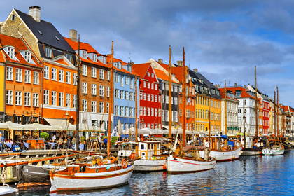 Nyhavn w Kopenhadze: kolorowe budynki i zacumowane łodzie.