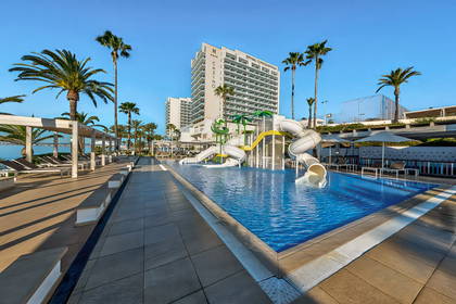 Hotel z basenem i zjeżdżalniami wodnymi.