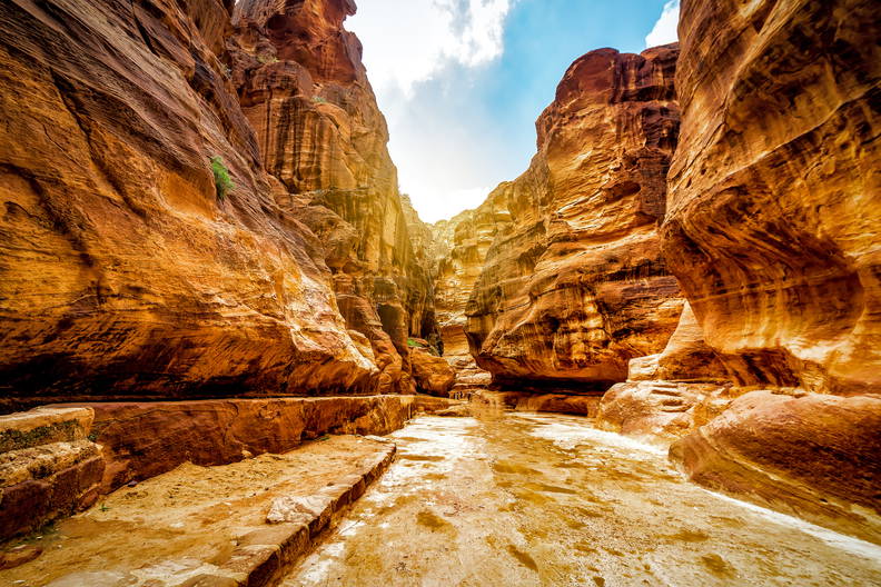 Wąwóz As-Sik w Petrze ze skałami w odcieniach czerwieni i pomarańczy.