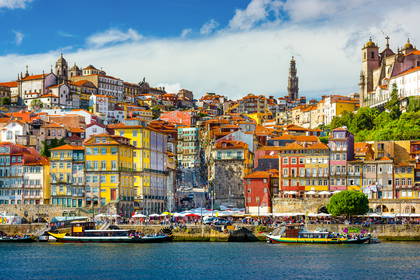 Panorama Porto. Kolorowe budynki i łodzie na rzece Douro.