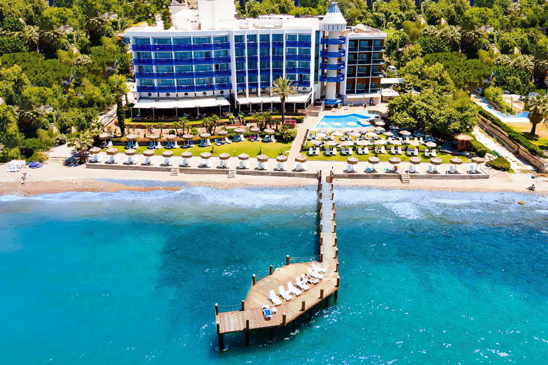 Hotel przy plaży z molo, widok z lotu ptaka.
