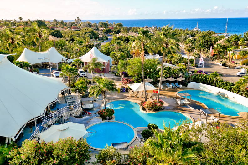 Kurort tropikalny z basenami i palmami, widok z góry.