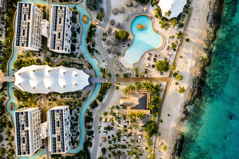 Luksusowy kurort przy plaży z lotu ptaka.