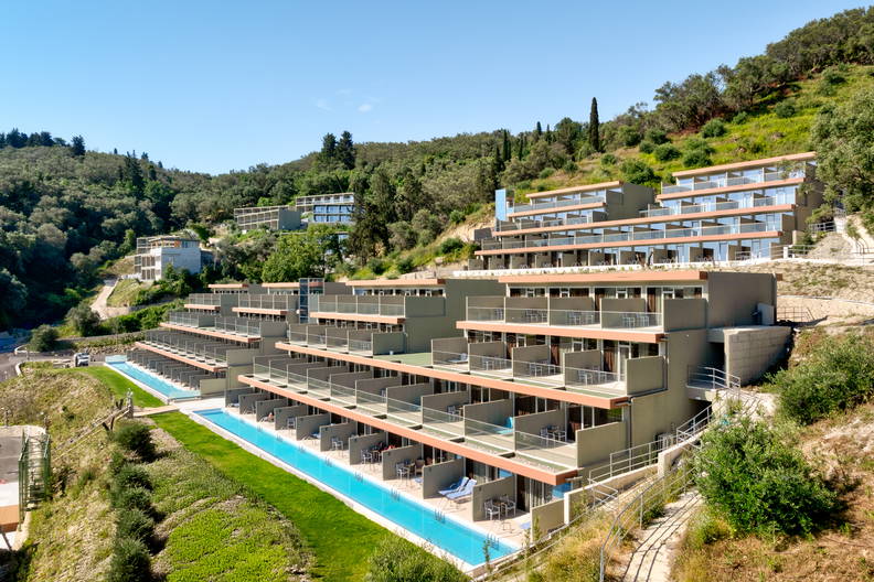 Hotel z basenem na wzgórzu, widok z góry.