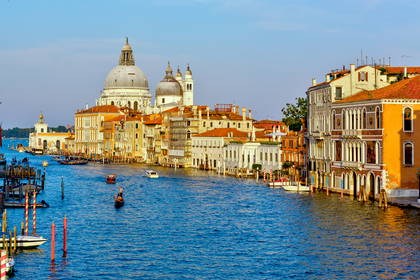 Canal Grande w Wenecji z widokiem na budynki i kościół Santa Maria della Salute.