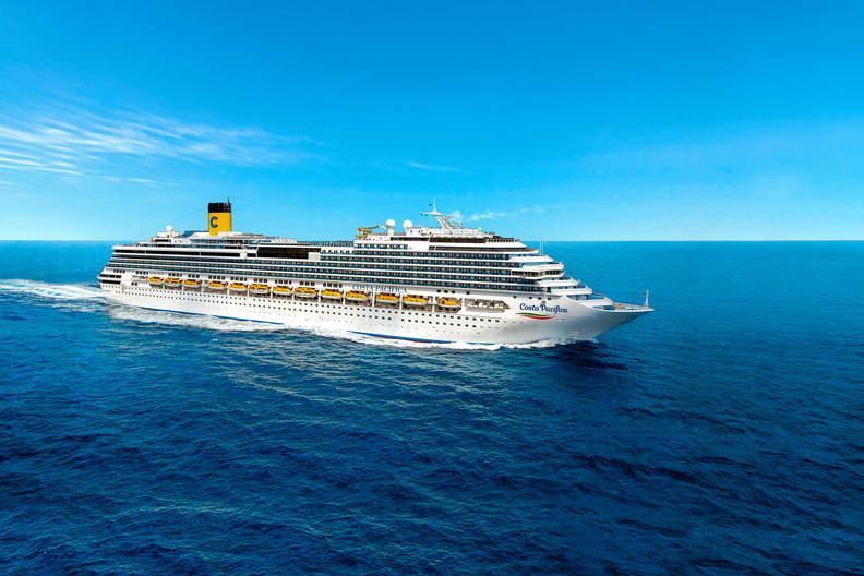 Biały statek wycieczkowy Costa Pacifica płynie po błękitnym oceanie.
