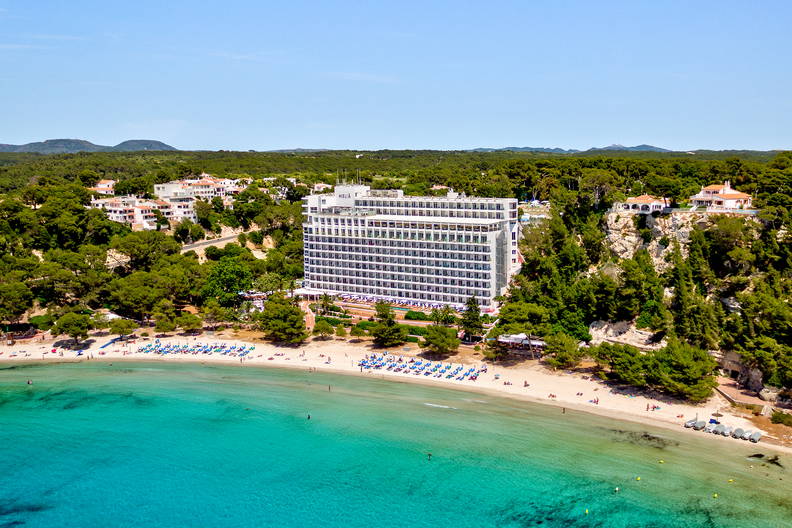 Hotel nad morzem z lotu ptaka.