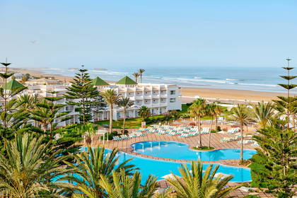 Hotel z basenem przy plaży.