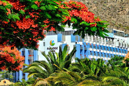 Hotel Paradise Park otoczony tropikalną roślinnością.