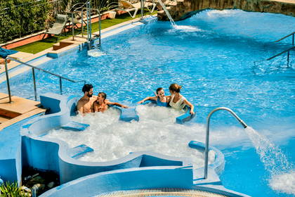 Rodzina relaksuje się w jacuzzi.