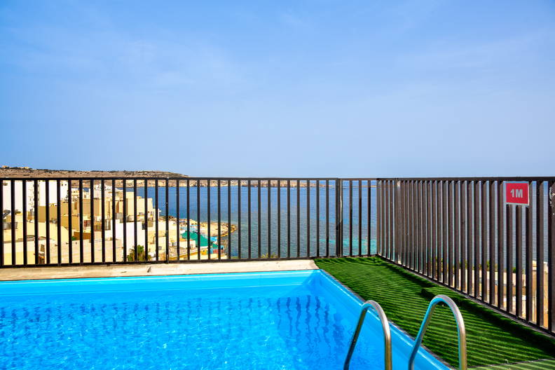 Basen z widokiem na miasto i morze.