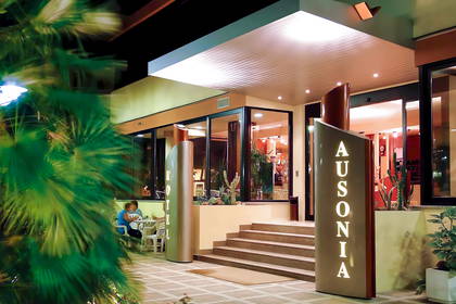 Wejście do hotelu Ausonia nocą.