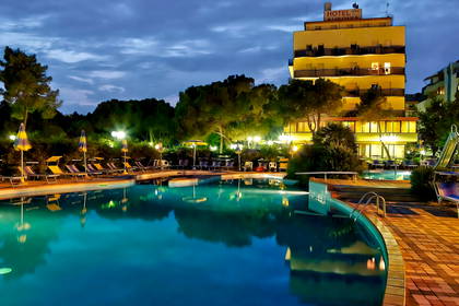 Hotel z basenem nocą.