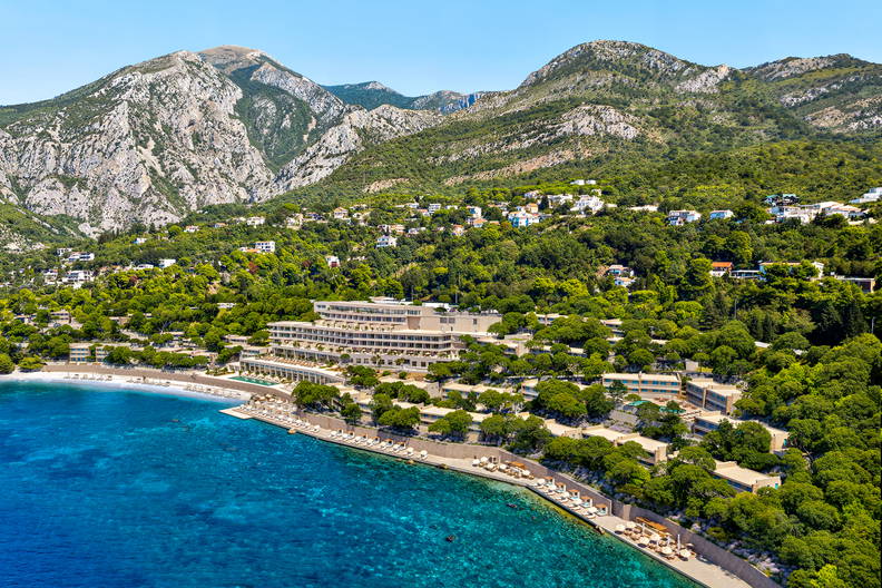 Luksusowy kurort nad morzem, otoczony górami, widok z lotu ptaka.