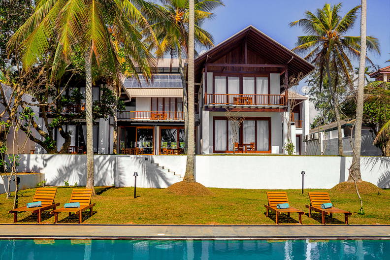 Hotel z basenem i palmami.